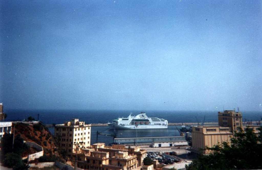 32 VOYAGE A ORAN 2005 LE PORT.JPG